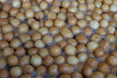 Lokma tatli olarak bilinen gevrek Türk çörekleri kızartılıyor.