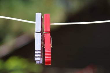 Elbise askısı çamaşır ipinde