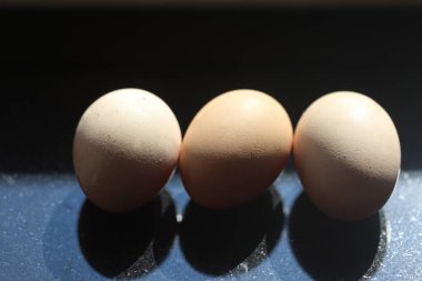 siyah arka plan üzerine üç yumurta