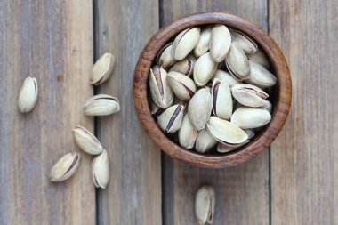 Ahşap arka planda fıstıklar