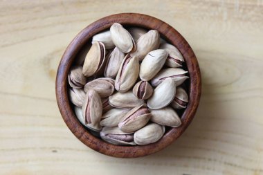 Ahşap arka planda fıstıklar