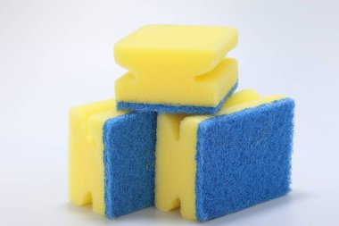 beyaz arkaplanda izole edilmiş süngerler