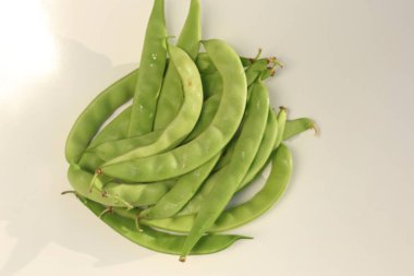 Beyaz arkaplanda yeşil fasulyeler izole