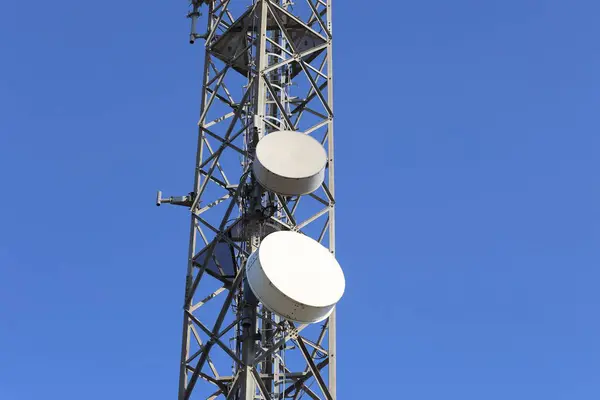 mavi gökyüzü ile antenli iletişim kulesi