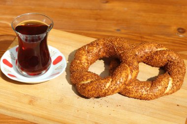 Türk çayı ve Türk simidi (simit) tahtada
