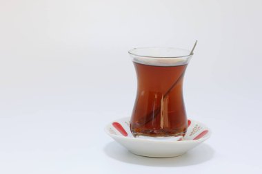 Beyaz zemin üzerinde Türk çayı