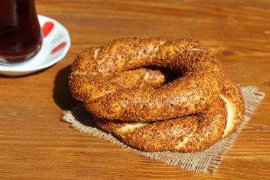 Tahta masada Türk çayı ve simit (simit).