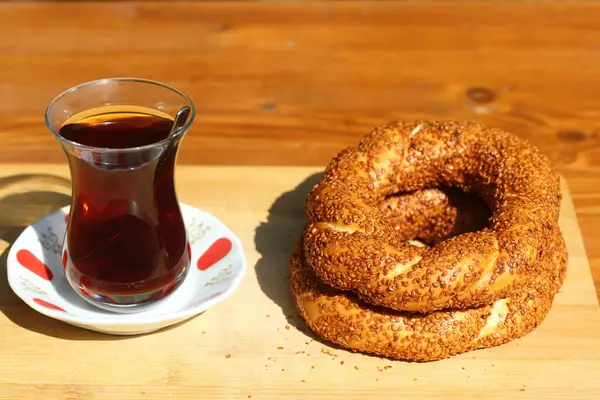 Tahta masada Türk çayı ve simit (simit).