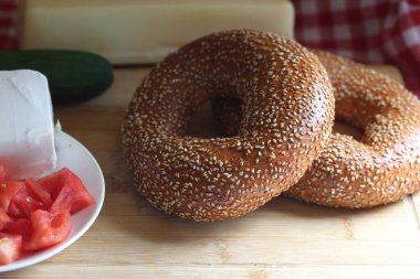 Türk simitleri (simit) ve siyah çayla Türk kahvaltısı