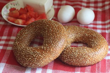 Türk simidi (simit), yumurta, dilimlenmiş domates ve peynir ile Türk kahvaltısı