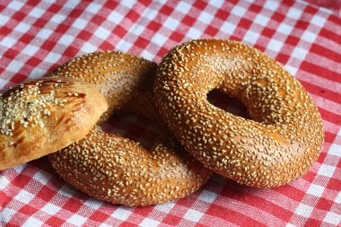 Türk simitleri ya da damalı masa örtüsü üzerinde simit