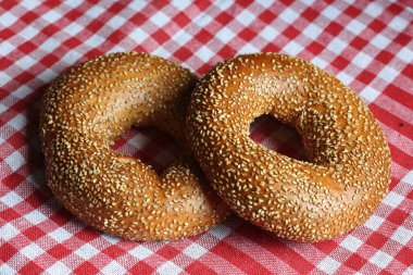 Türk simitleri ya da damalı masa örtüsü üzerinde simit