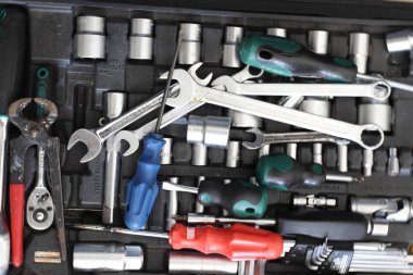 Tamir için bir takım aletler. Çeşitli araçlara sahip araç kutusu