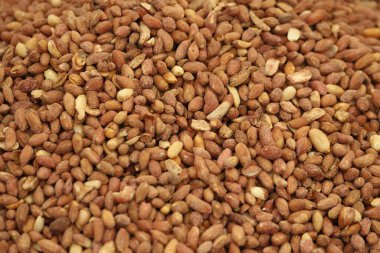 Kızarmış ve derisi tuzlu fıstıklardan yakın çekim.