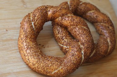 Türkçe simit veya simit masada izole