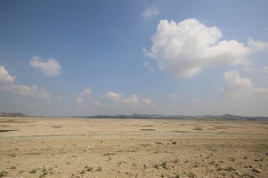 Şiddetli kuraklıktan dolayı kurumuş göl yatağı 