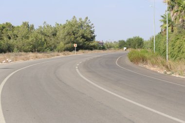 Kırsalda yol ve mavi gökyüzü