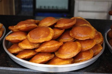 tepside istiflenmiş Türk tatlısı. 