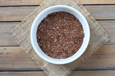 Tahtadaki beyaz kasede keten tohumu