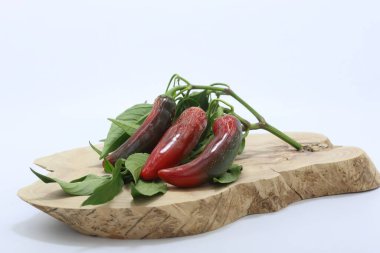 kırmızı kırmızı kırmızı biber ahşap dilimde