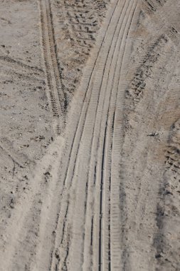 Araba lastiği izli kum dokusu