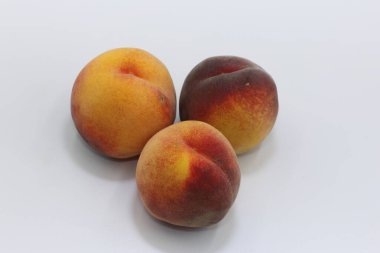 beyaz izole olgun şeftali