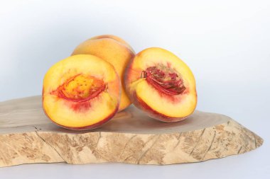 beyaz izole olgun şeftali