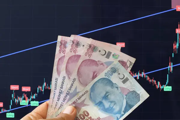 Borsa önünde el ele tutuşan Türk lirası banknotları. Hisse senedi artırma kavramı