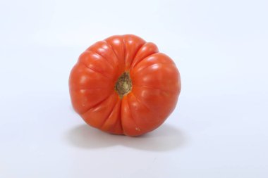 Pantano Romanesco domatesleri beyazın üzerinde.