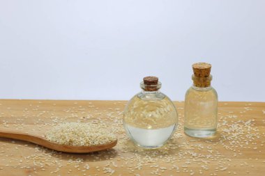 Şişelerde susam yağı ve susam tohumları.