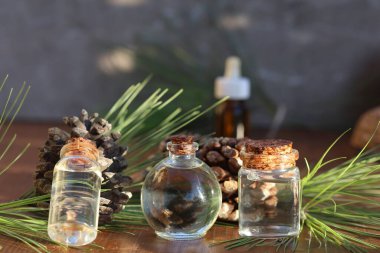 Ahşap üzerinde cam şişe içinde çam yağı