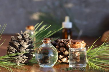 Ahşap üzerinde cam şişe içinde çam yağı