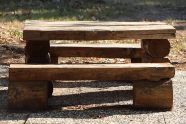 Parktaki ahşap bank.