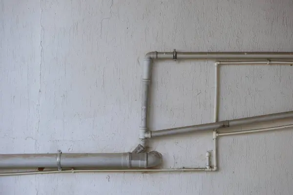 Duvardaki plastik drenaj boruları.