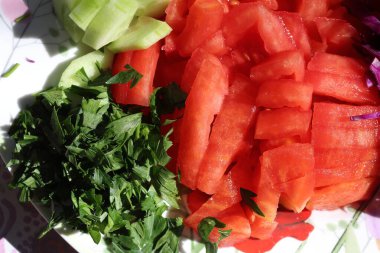 Sebzelerin olduğu yerde. Domates, maydanoz ve salatalık.