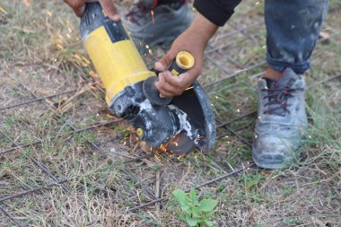 Çalışan bir açı değirmeni ile metal kesme
