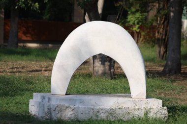 Kampüste bir heykel