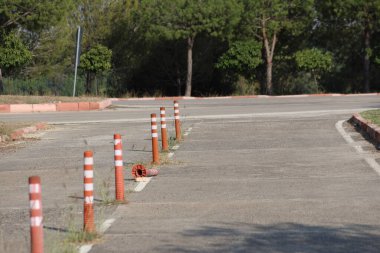 Yol kırmızı plastik kalınlıklarla bölünür