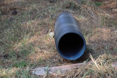 Alandaki kanalizasyon borularının ön görüntüsü