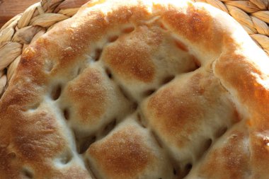 Türk pide ekmeğini kapatın. Yuvarlak düz ekmek..