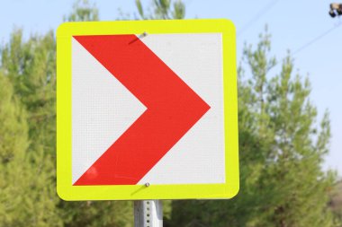 Kırmızı semboller tehlikeli eğriyi gösteriyor.