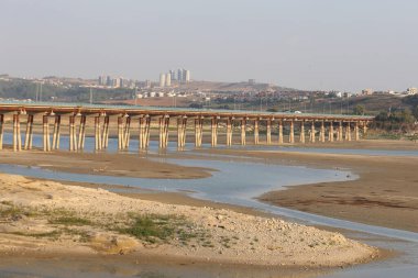 Şiddetli cereyan nedeniyle göl yatağı çekiliyor