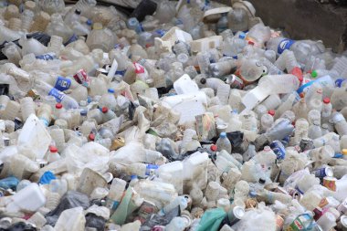 Su kanalında plastik ve metal atık maddesi
