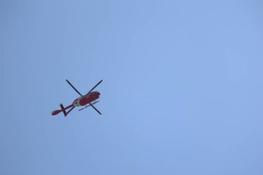 Helikopter hava ambulansı gökyüzünde.