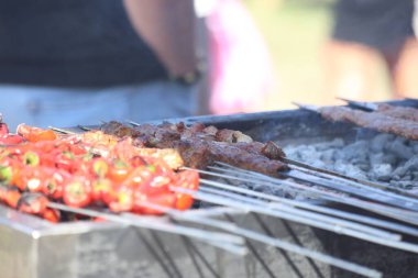 Izgara adana kebap kıymalı kuzu etinden yapılır.