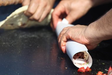 Adanan kebap paketleme şişte doğranmış kuzu etidir. Izgara kuzu kıyması.