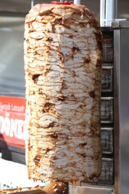 Tavuk çevirme makinesi ızgarada pişiyor.