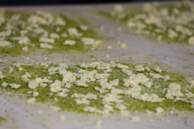 Katmer hazırlığı devam ediyor. Fıstıklı Türk tatlısı