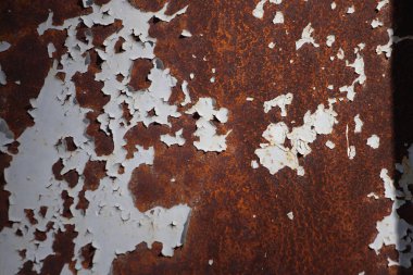 Boyalı metal yüzeye yakın çekim. Boya soyuluyor