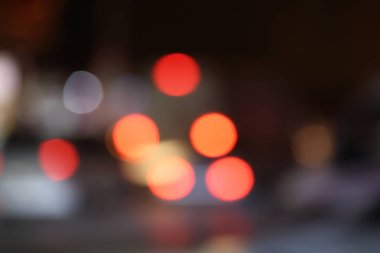 Gece bulanık bir şehir sokak görüntüsü. Arka planda aydınlatma bokeh ile soyut bulanık şehir sokak yolu.